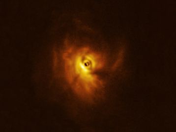 Trio de estrelas formaria planetas com órbitas bizarras