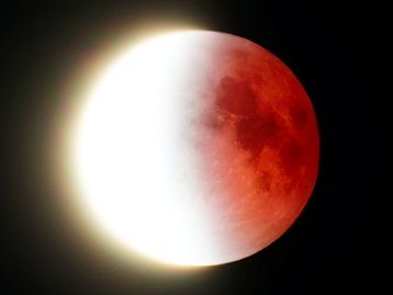 Cientistas descobrem exoplaneta “colado” à estrela natal