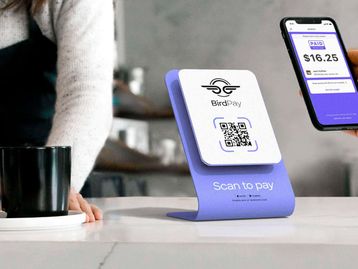 Quase metade dos brasileiros já pagou com QR Code no celular
