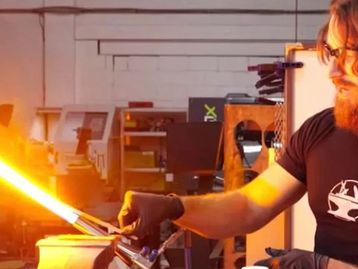Engenheiros criam sabre de luz de verdade capaz de cortar aço