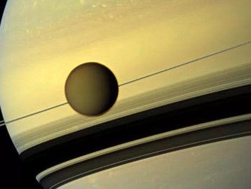 Cientistas descobrem uma molécula 'esquisita' na maior lua de Saturno