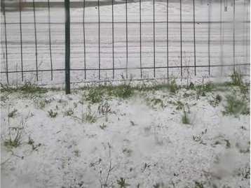 Chuva de granizo em Curitiba cobre as ruas com gelo; veja imagens