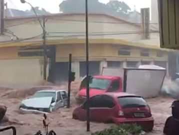 Chuva em São Carlos (SP) causa alagamentos e arrasta carros