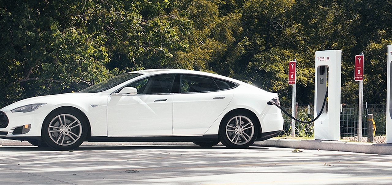 Baterias de carros elétricos ficaram 50% mais baratas em 4 anos