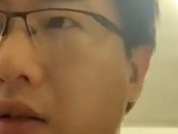 Professor dá aula durante duas horas com microfone mudo em Cingapura