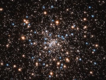 Hubble detecta grupo de buracos negros no centro de uma galáxia