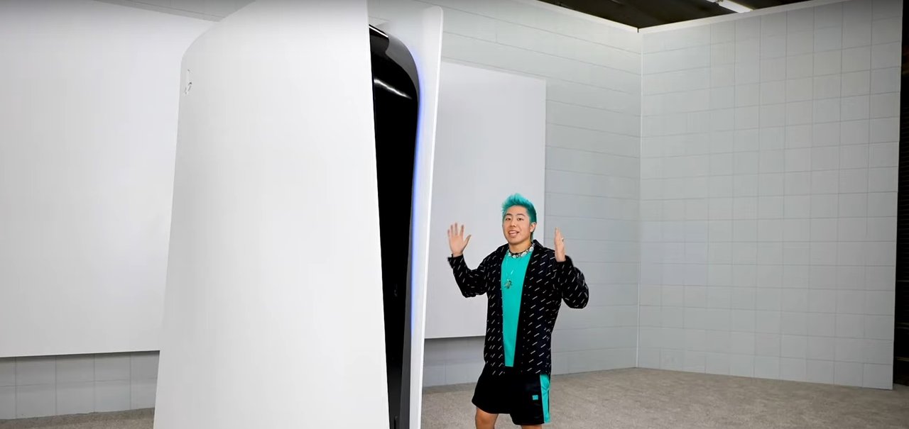 YouTuber gasta R$ 375 mil em PS5 de 3 metros de altura (que funciona!)