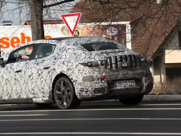 Rival do Tesla Model S, Mercedes EQE aparece camuflado nas ruas
