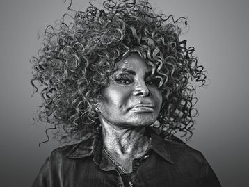 Alexa convida Elza Soares para homenagem no Dia da Mulher