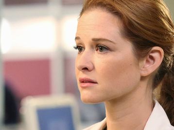 Grey's Anatomy: foto de Sarah Drew confirma volta de April na série médica