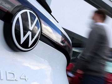 Volkswagen segue passos da Tesla e ações disparam