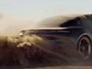 Keanu Reeves vira garoto propaganda dos elétricos da Porsche [vídeo]
