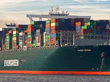 Canal de Suez: Ever Given volta a flutuar e está quase desencalhado