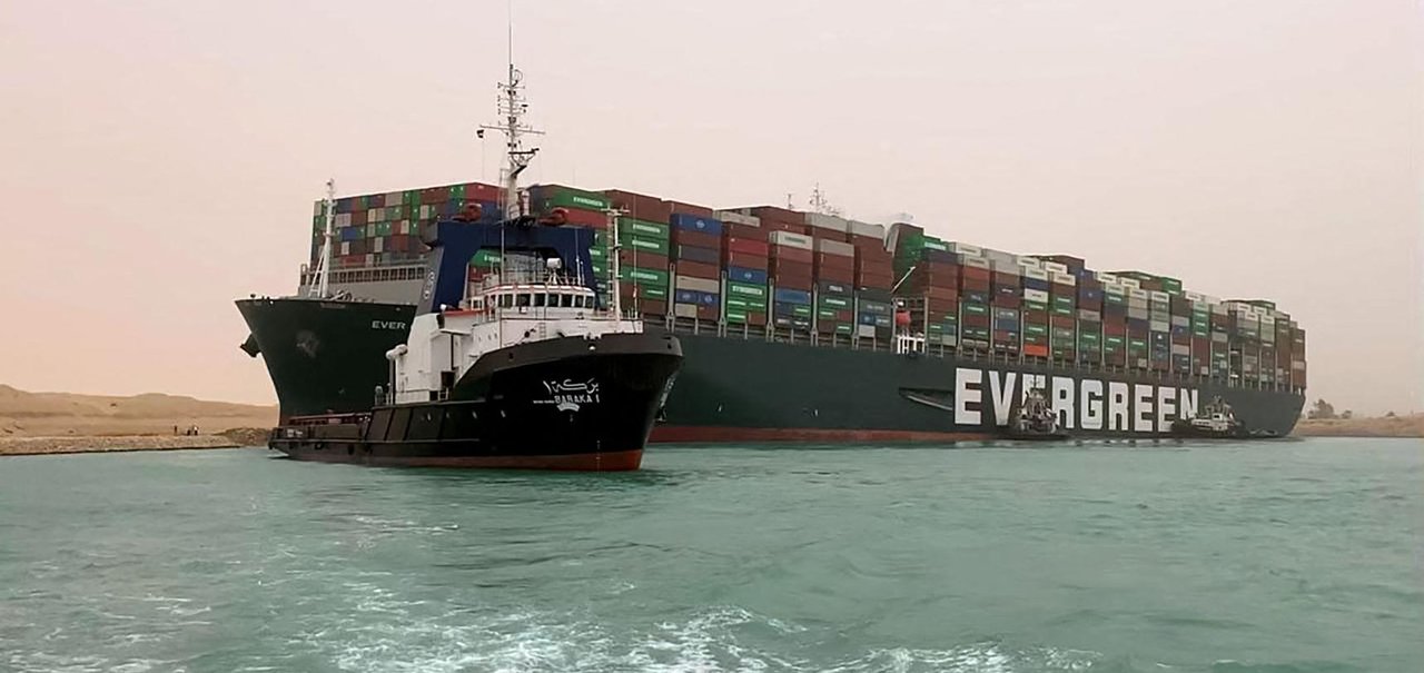 Após 6 dias, navio encalhado no Canal de Suez volta a navegar 