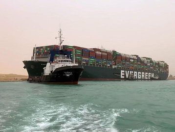 Após 6 dias, navio encalhado no Canal de Suez volta a navegar 