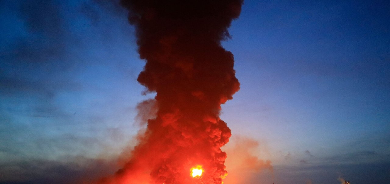 Refinaria de petróleo explode após ser atingida por raio [vídeo]