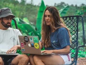 Como os nômades digitais ganham dinheiro viajando pelo mundo?