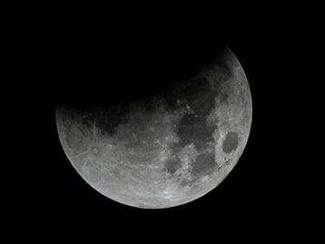Caçadores de ETs devem iniciar as buscas pela Lua, sugere estudo