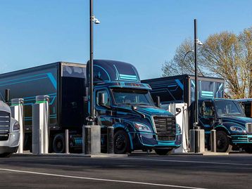 Daimler inaugura Ilha Elétrica para carregamento de caminhões