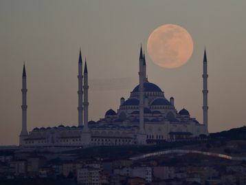 Superlua ‘rosa’: confira fotos do fenômeno ao redor do mundo