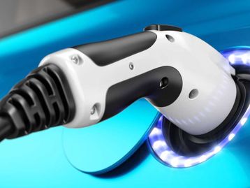 Donos de carros elétricos se cansam do incômodo e voltam à gasolina