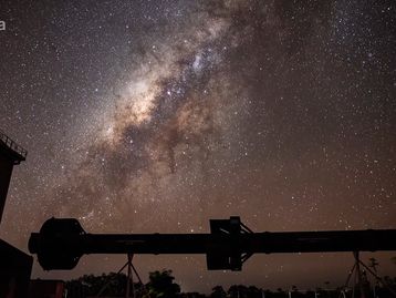 Timelapse mostra céu estrelado em base de lançamento de foguetes