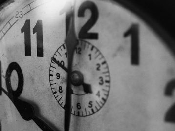Como o tempo funciona? Entenda teorias e o que gênios descobriram