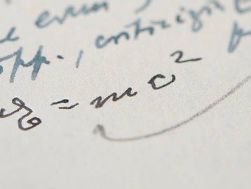 Carta de Einstein com equação E=mc² é leiloada por US$ 1,2 milhão