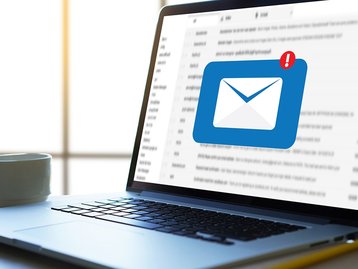 Professor indignado com e-mails bizarros de alunos viraliza na web