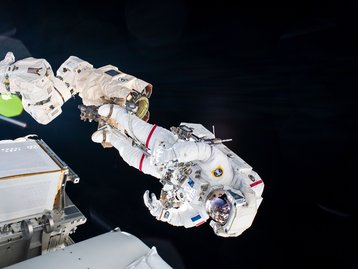 Astronautas instalam painéis solares na Estação Espacial Internacional