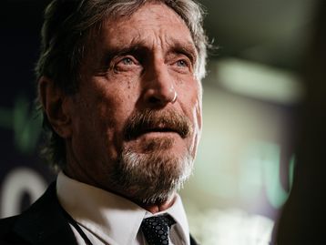 Autópsia confirma causa de morte de John McAffee na prisão