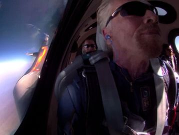 Virgin Galactic faz voo perfeito com fundador entre os tripulantes