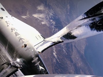 Elon Musk compra passagem para viagem espacial na Virgin Galactic