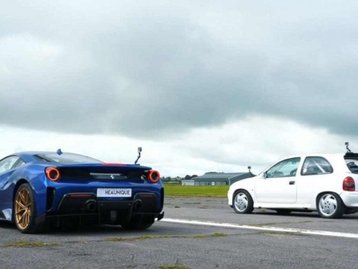 Corsa turbinado vence Ferrari 488 Pista em desafio de velocidade