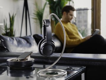 JBL lança fones bluetooth com autonomia de até 50h no Brasil