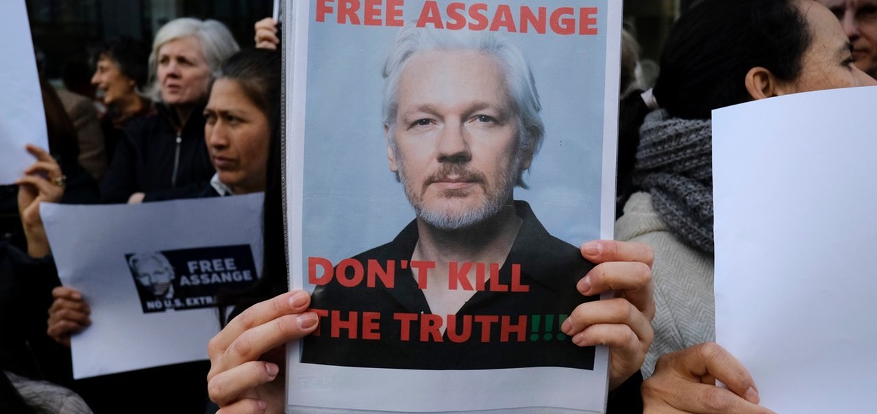 Julian Assange: ativista tem cidadania equatoriana revogada 