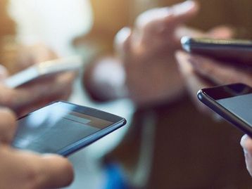8 celulares com as maiores baterias no Brasil