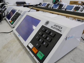 TSE e especialistas desmentem alteração no código-fonte de urnas em 2018