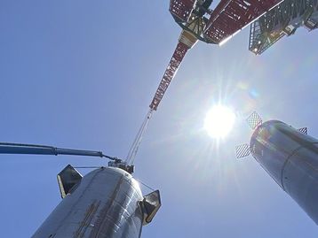 SpaceX leva foguete Super Heavy para plataforma de lançamento; veja imagens