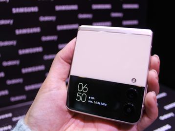Samsung lança Galaxy Z Flip 3 com tela maior e resistente à água