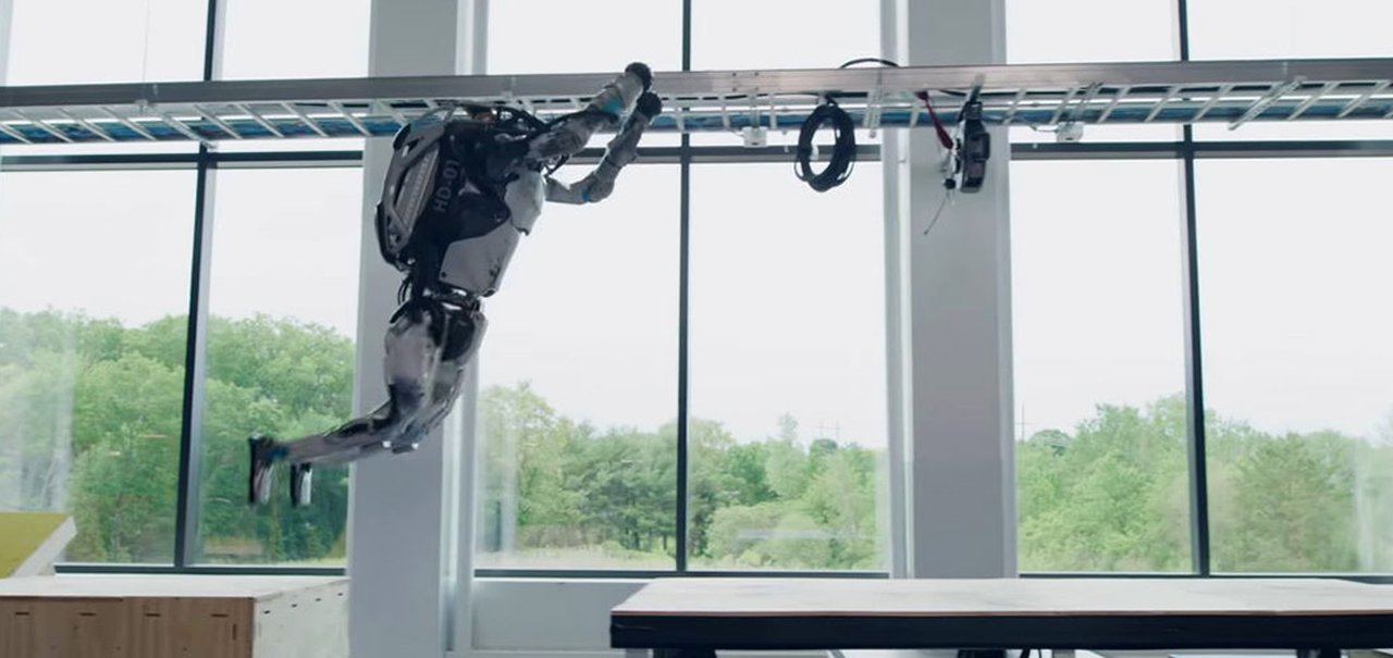 Boston Dynamics: robô Atlas faz parkour e dá um mortal para trás