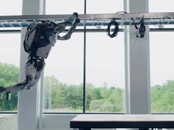 Boston Dynamics: robô Atlas faz parkour e dá um mortal para trás
