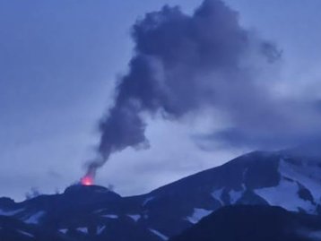 Três vulcões entram em erupção ao mesmo tempo no Alasca 