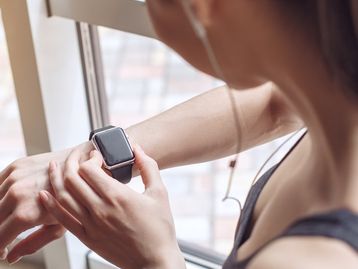 'Ansiedade de smartwatch' faz mulher tirar 916 eletrocardiogramas em um ano