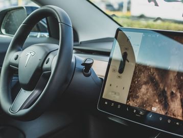 Elon Musk critica software de direção autônoma da Tesla