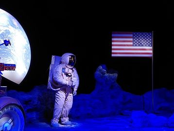 Exposição com itens originais da NASA em SP simula lançamento de foguete