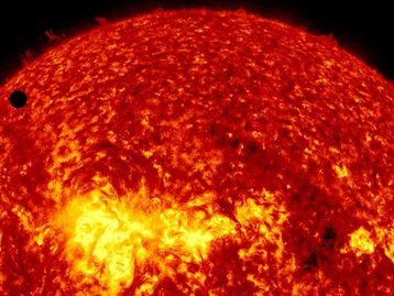 Estrelas parecidas com o Sol canibalizam planetas, indica estudo