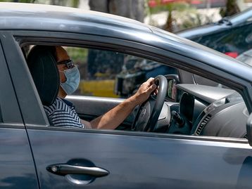 Uber e 99 reajustam pagamento a motorista para driblar preço de combustível