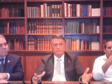 Facebook e YouTube negam interferência em live de Bolsonaro