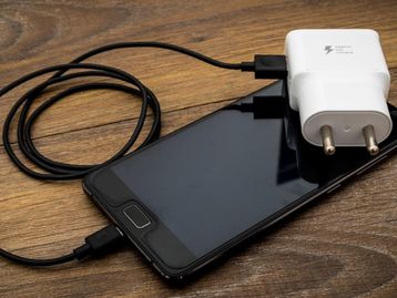 Europa quer obrigar Apple a usar USB-C no carregador do iPhone